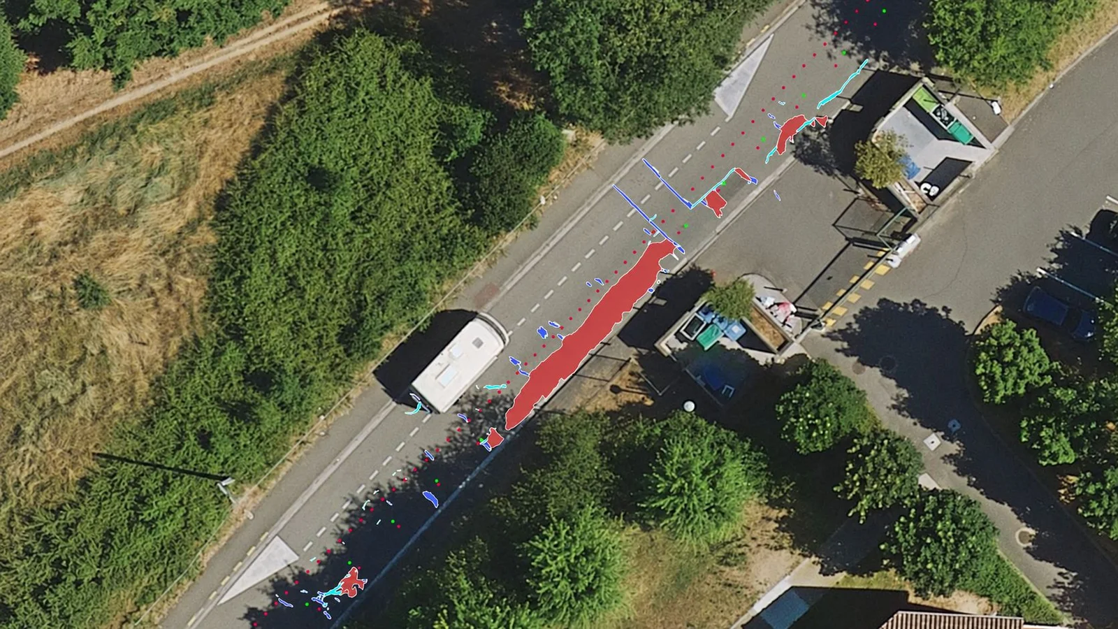 Imajnet Maps and AI - détection du marquage au sol et du mobilier urbain sur une route rurale