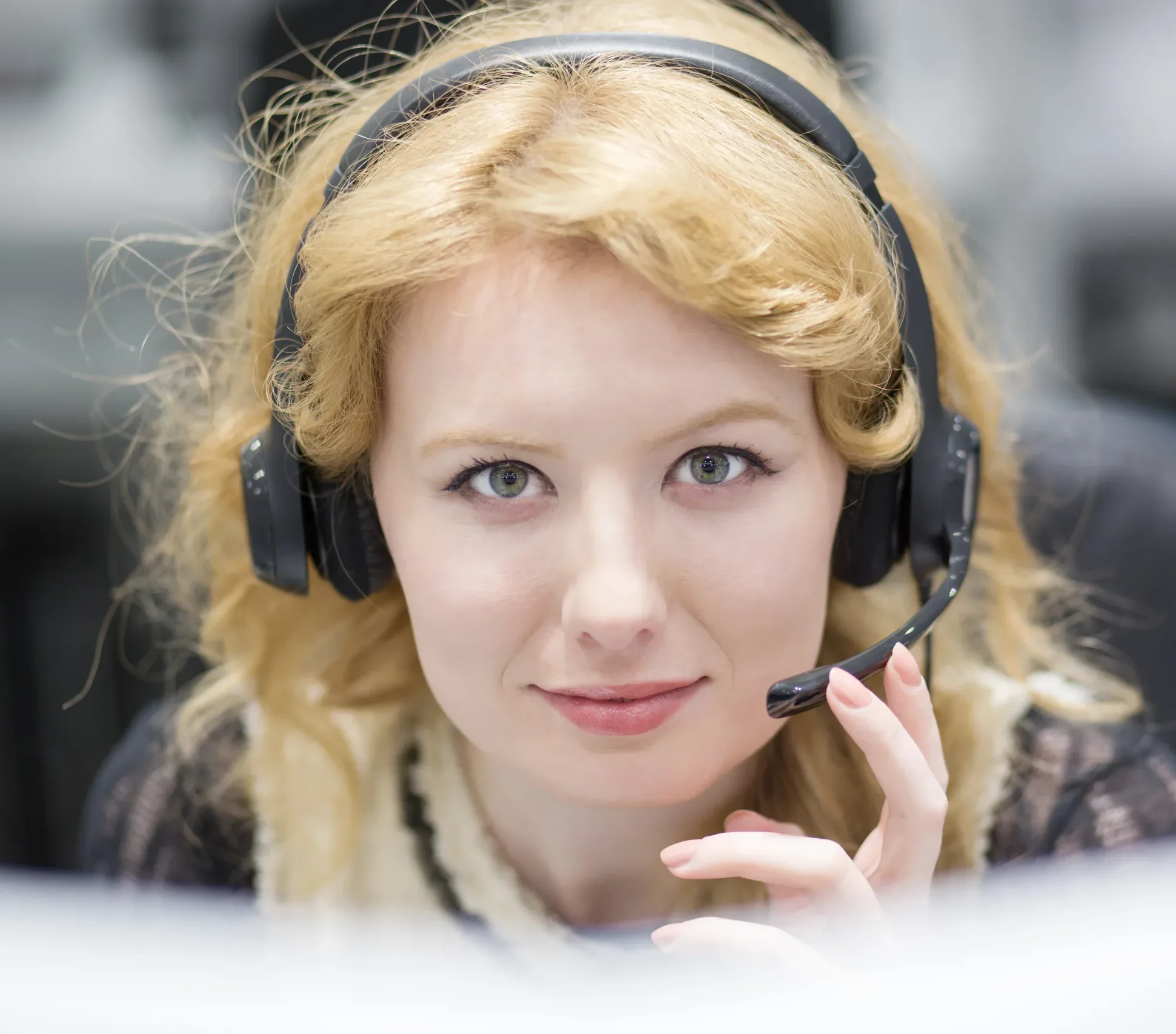 imajing support operator answering technical requests on the hot-line